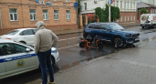 В Костроме курьер на мопеде влетел в иномарку