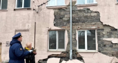 Под Костромой с фасада дома кирпичи падали на головы прохожим