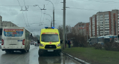 Двое детей и женщина умерли от отравления колбасой