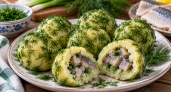 Катаю картошку с селедкой в аккуратные колобки: пока они на столе, к красной рыбе даже не притрагиваются