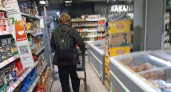 В Нерехте неизвестный молодой человек преследует женщину