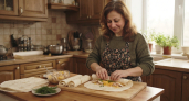 Остался лаваш — просто добавляю курицу и сыр: на столе сытный домашний пирог за полчаса