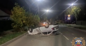 В Костроме блондинка за рулем влетела в дерево и упала на крышу