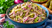 Не оливье и не мимоза: 300 граммов мяса, маринованные огурцы — и праздничный салат готов