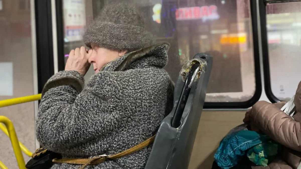  "Бабули сбивают с ног и высматривают жертву": костромичи перестали уступать места в автобусе