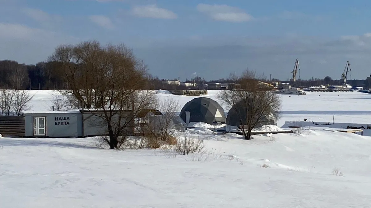 Суд обязал убрать туристические домики с берега реки Костромы