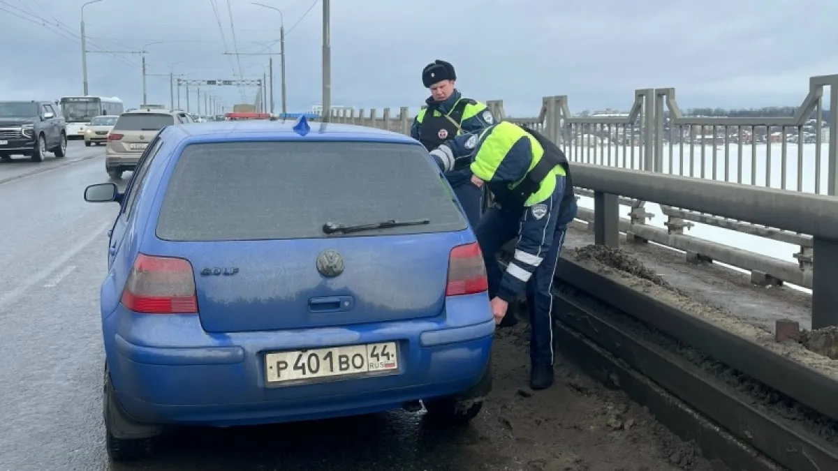 Сотрудники ДПС на мосту спасли костромичку на сломанной машине