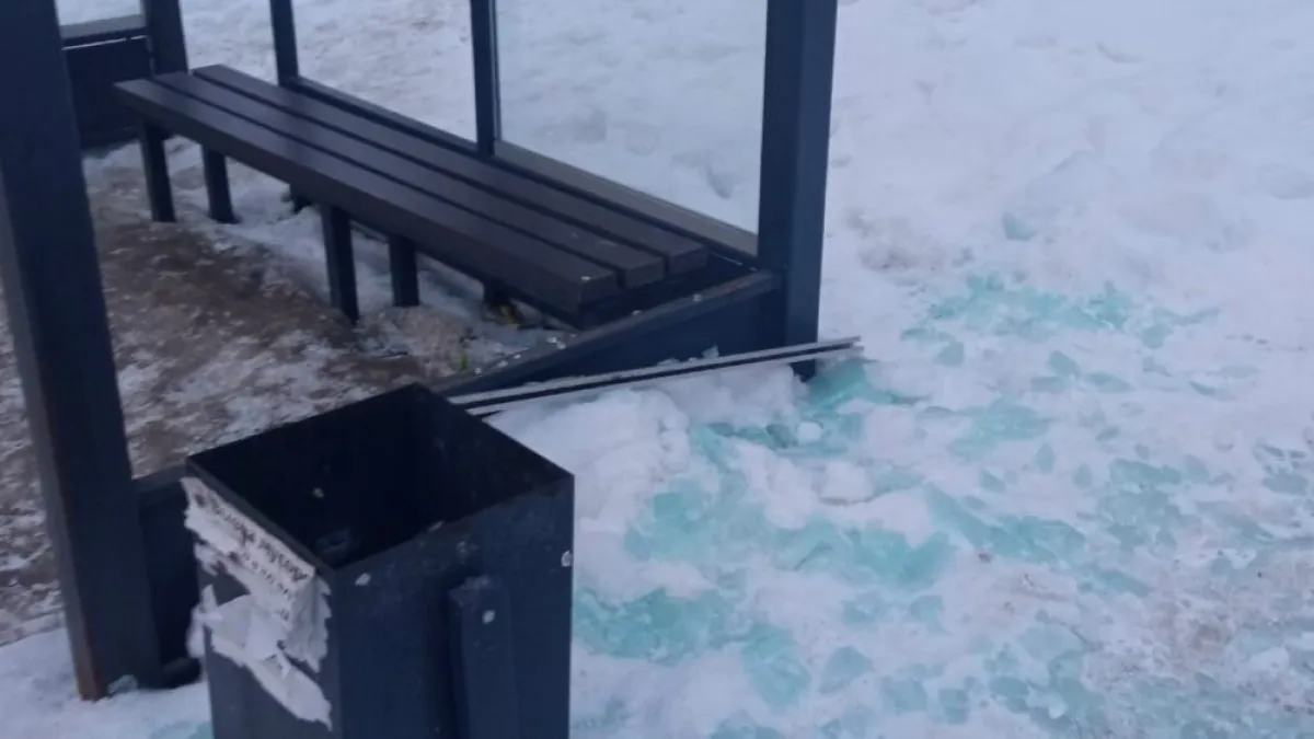 В Костроме вандалы разбили остановку на Профсоюзной