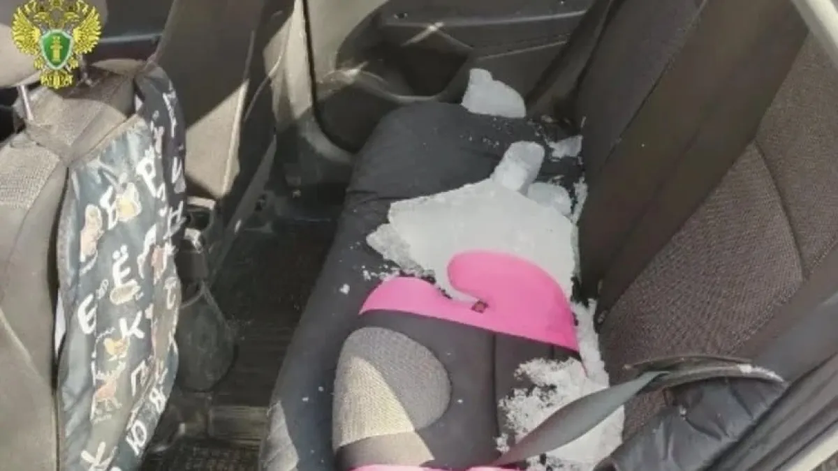 В Костроме глыба льда рухнула на ребенка в машине