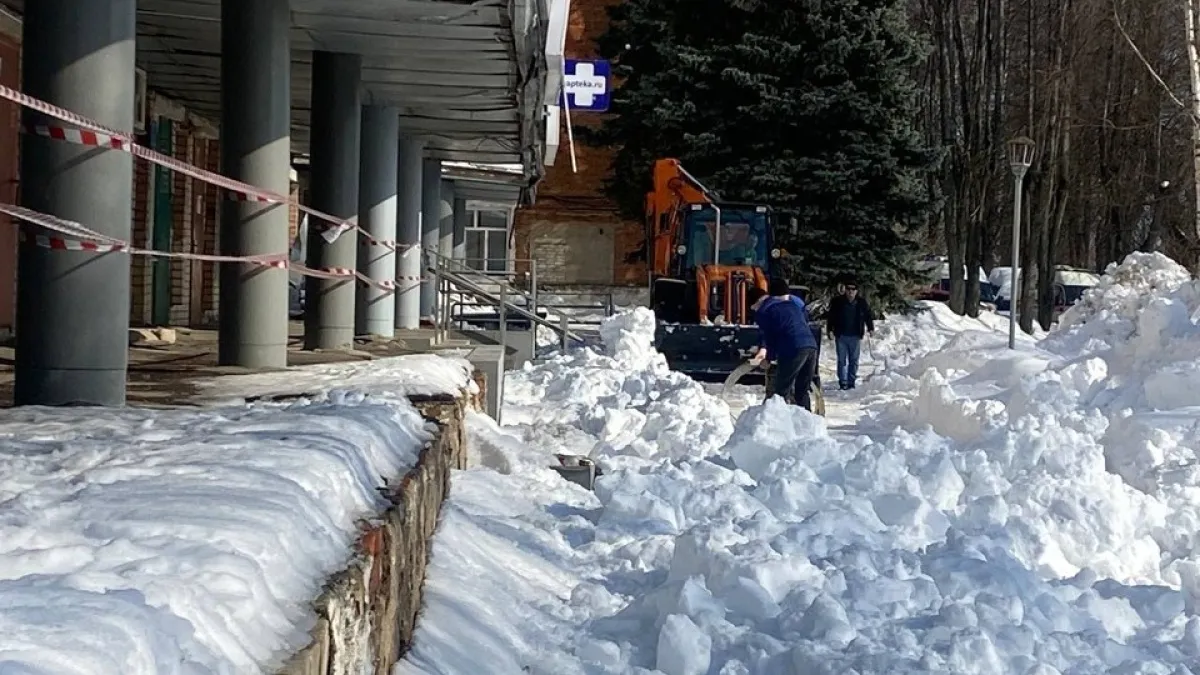 Под Костромой под тяжестью снега рухнул козырек больницы