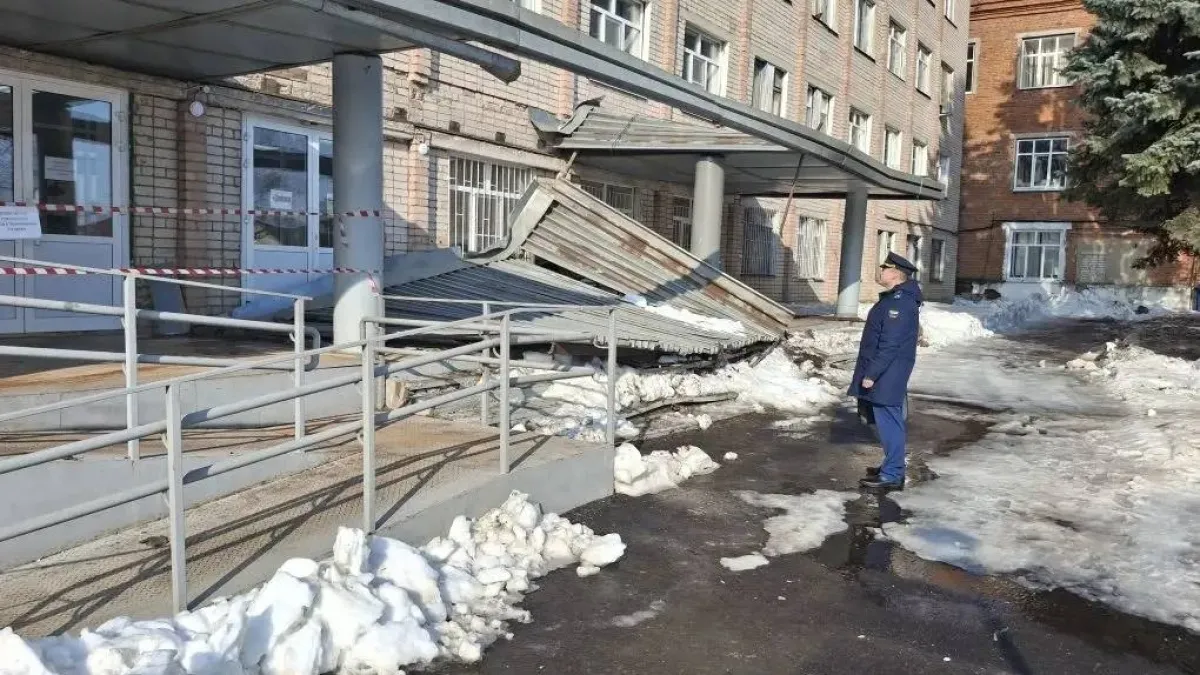 Прокуратура накажет костромское руководство за рухнувший козырёк больницы