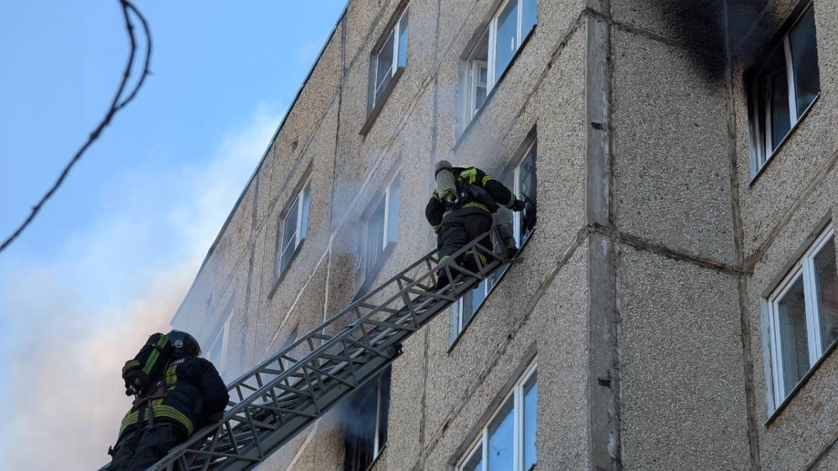 Столб черного дыма накрыл Костромы из-за пожара в многоэтажке