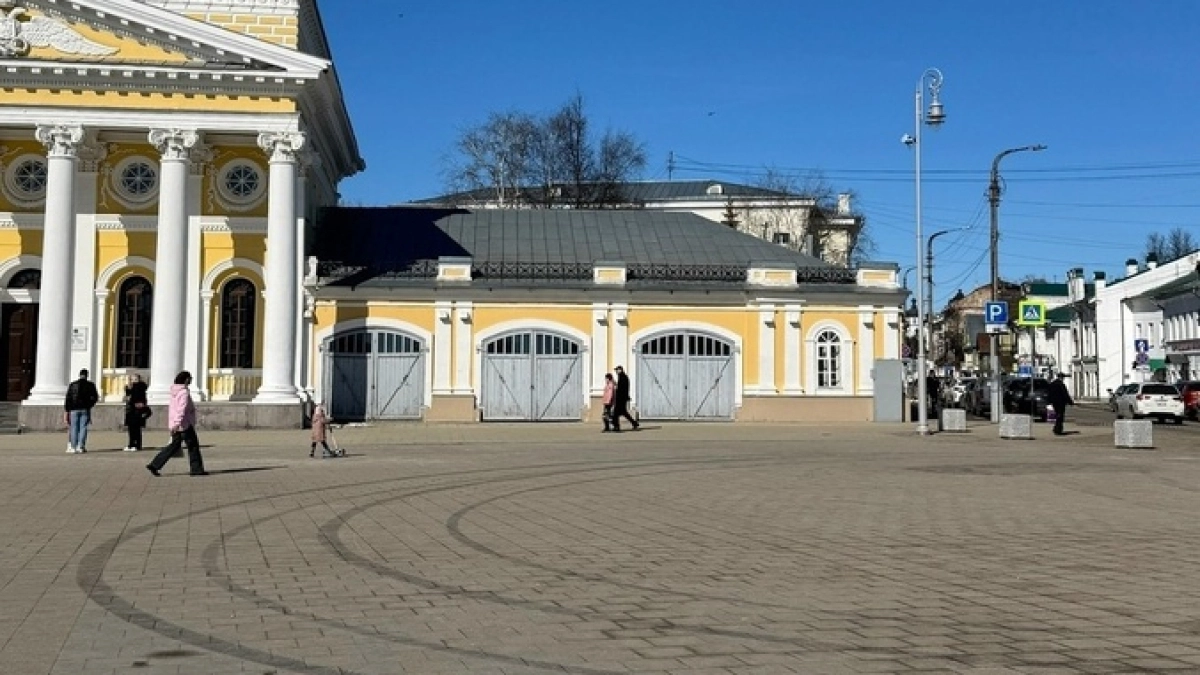 Испортившего в Костроме плитку дрифтера ищут с полицией