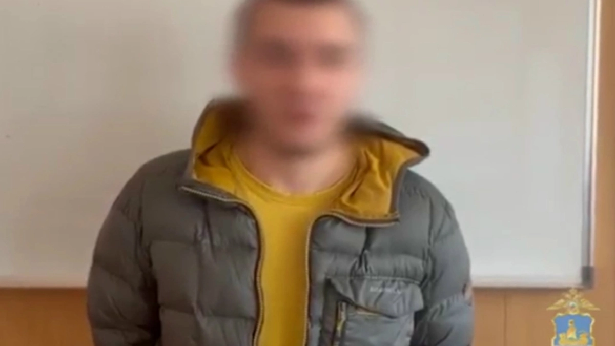 Парень во время флирта с девушкой испортил главную плитку Костромы