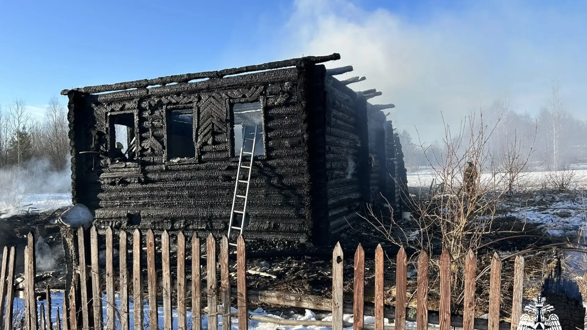 На пепелище под Костромой нашли тело мужчины