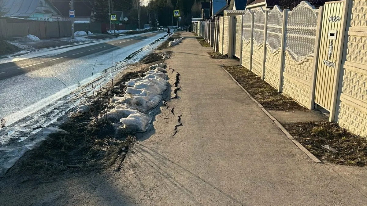 В Костроме тротуары не пережили одну зиму и растаяли вместе со снегом