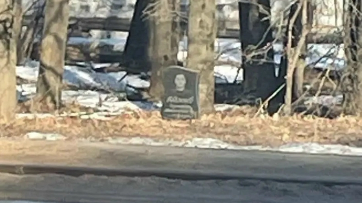 Водителей пугает могила прямо на дороге в Костроме