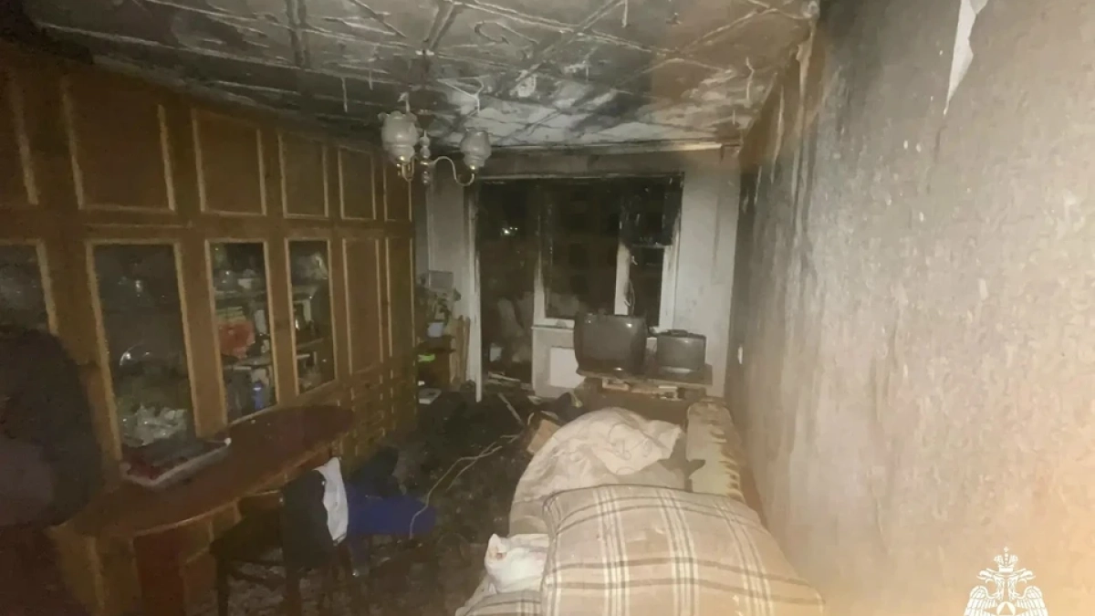 В Костроме из горящего дома пожарные спасли больше 20 человек