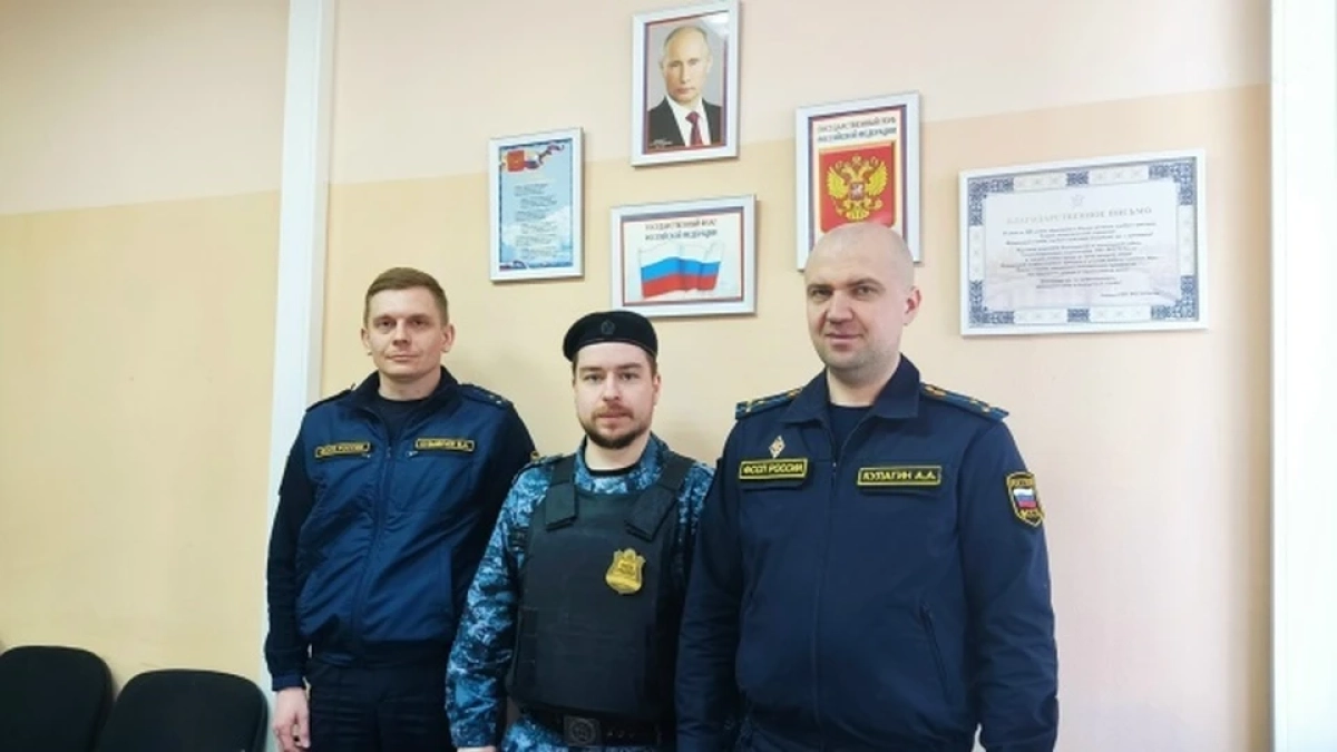 Из горящей фермы под Костромой приставы выносили на руках новорожденных телят