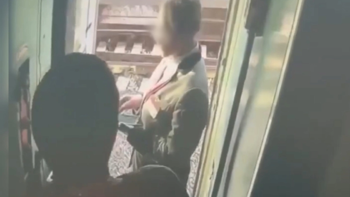 В Костроме пассажир вытолкнул проводницу из поезда за отказ выпустить курить