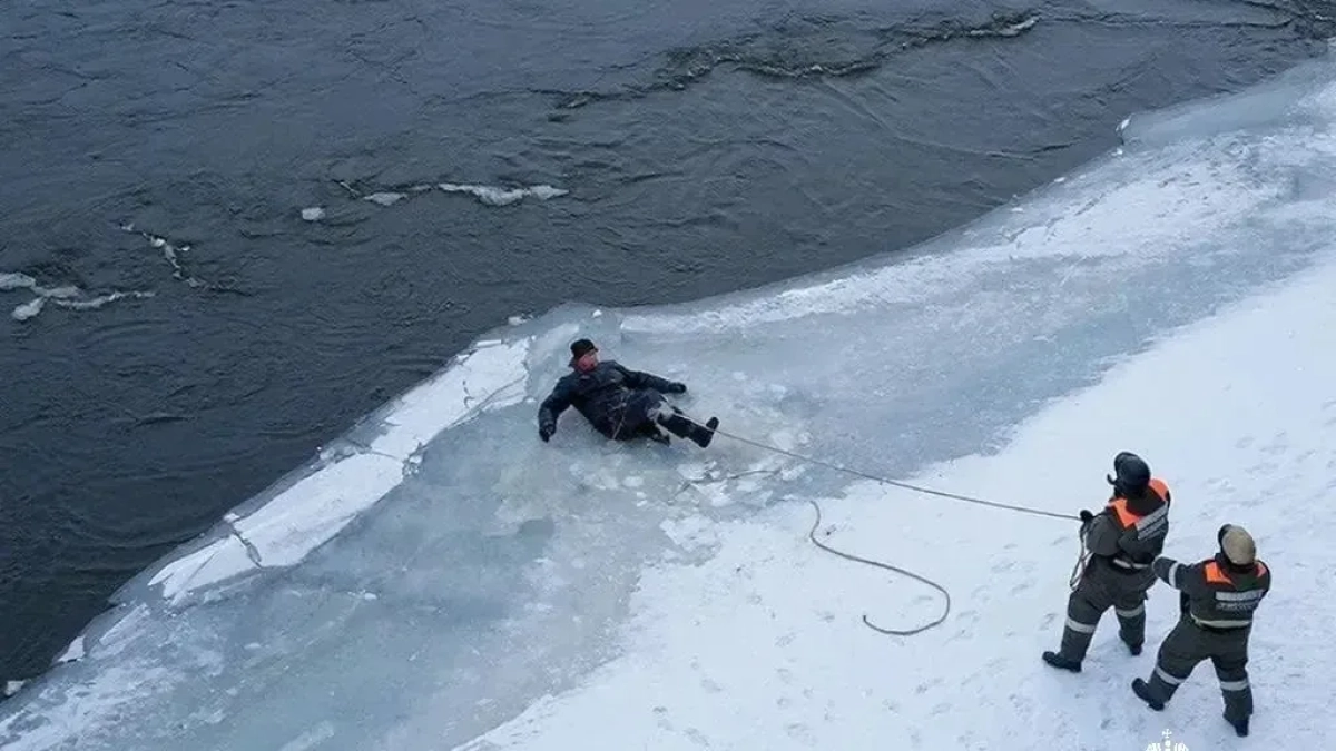 Операцию по спасению мужчины подо льдом развернули у монастыря Костромы