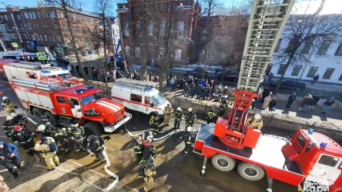 Экстренные службы стоят в парке Мира: что происходит в Костроме