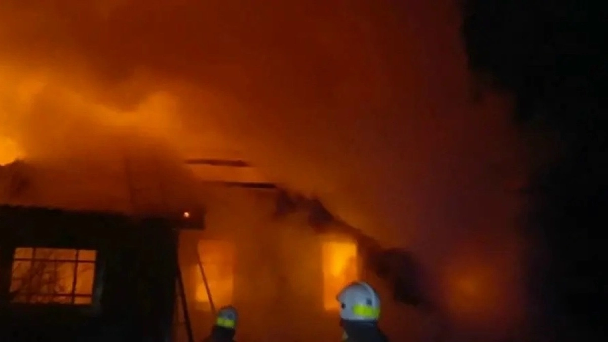 На пепелище в Мантурово нашли тело мужчины