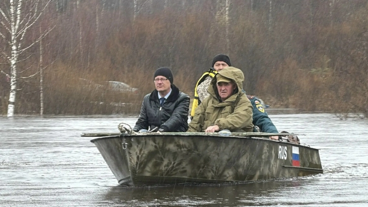 Губернатор Ситников приплыл к затопленным костромичам на лодке