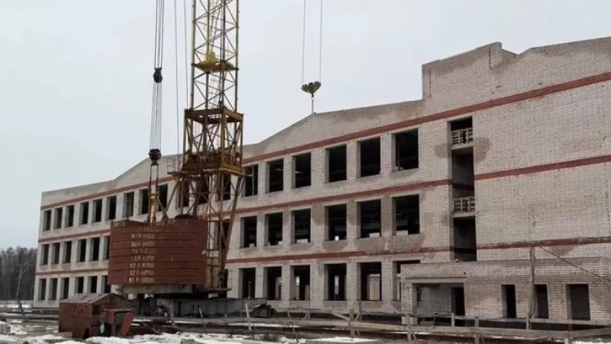 Власти раскрыли новый срок открытия школы в Караваево