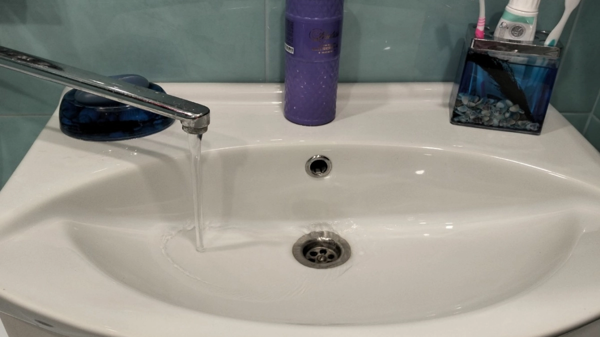 Как достать волосы из слива без разбора сифона - муж показал метод без вони: берите на заметку 