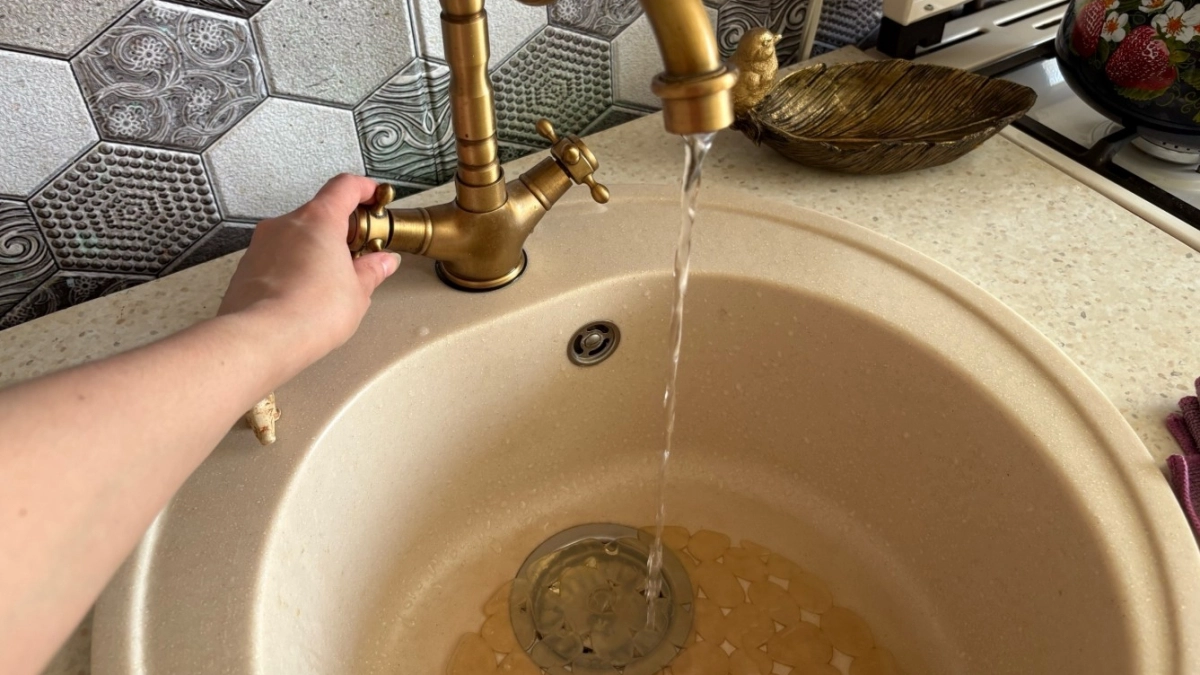 "Пробивает любой засор": соседка рассказала, как прочистить раковину - забудете номер мастера