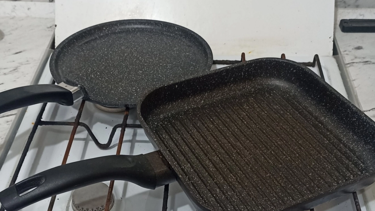 0,5 стакана в таз, а следом - сковородку: отходит даже вековой нагар - берите на заметку