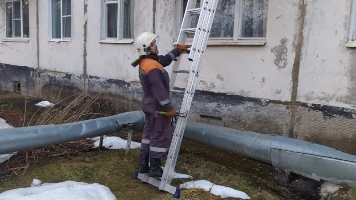 Костромские спасатели выручили запертого в квартире малыша 