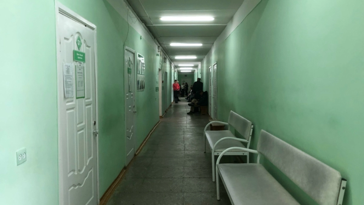 Больница в Пыщуге рушится на глазах: "Ветер подует, она упадёт!"