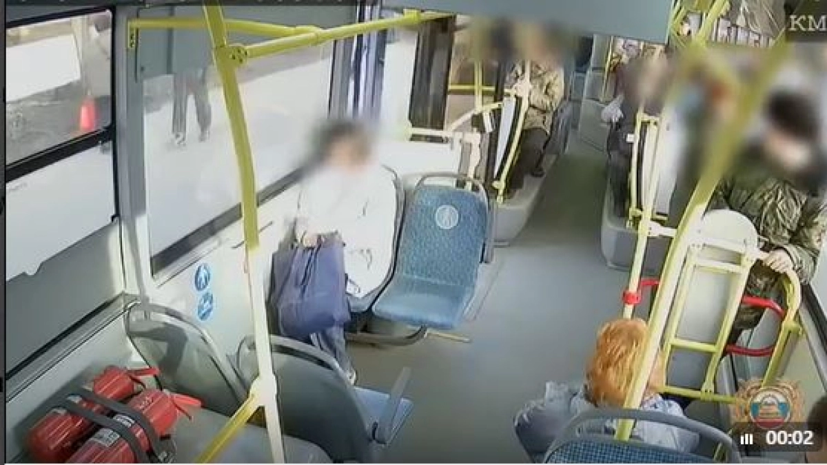 Мужчина упал прямо из автобуса на остановку в Костроме