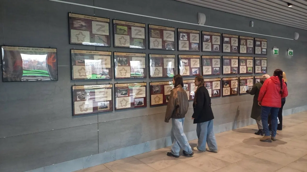 Бесплатную выставку оружия открыли на вокзале Костромы