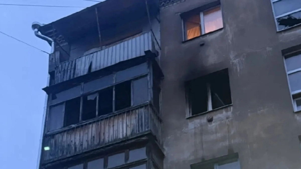 В Костроме загорелся многоэтажный дом с жильцами: мужчину забрали в реанимацию