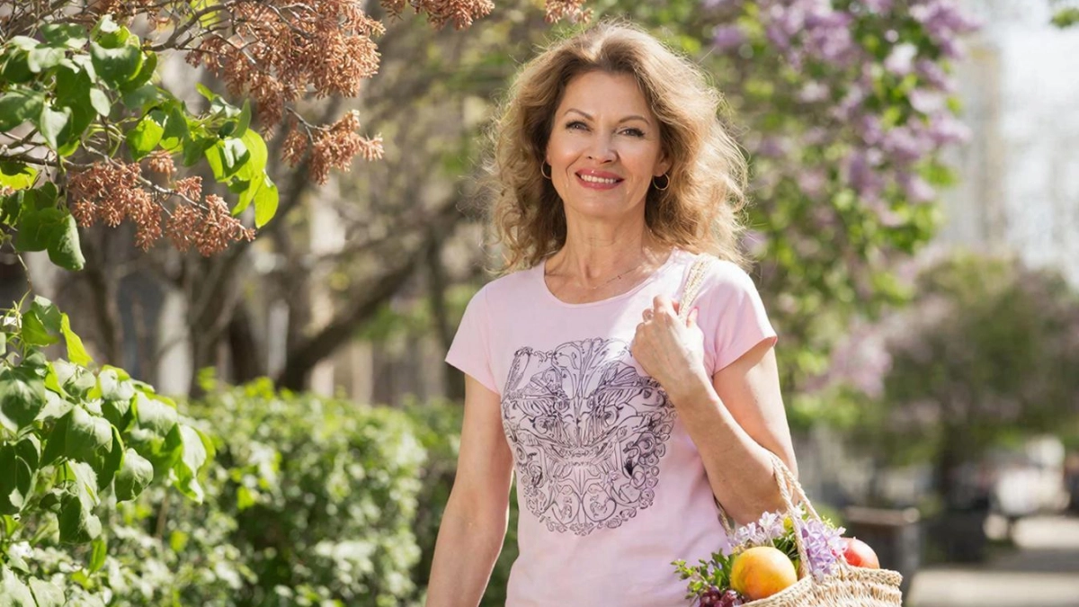 Если вам за 45 - носите футболку так: 5 модных приемов - сразу молодит