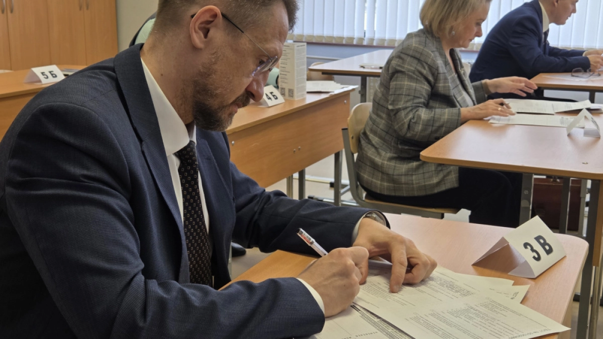 Глава Костромы сдал пробный ЕГЭ по русскому языку вместе с родителями