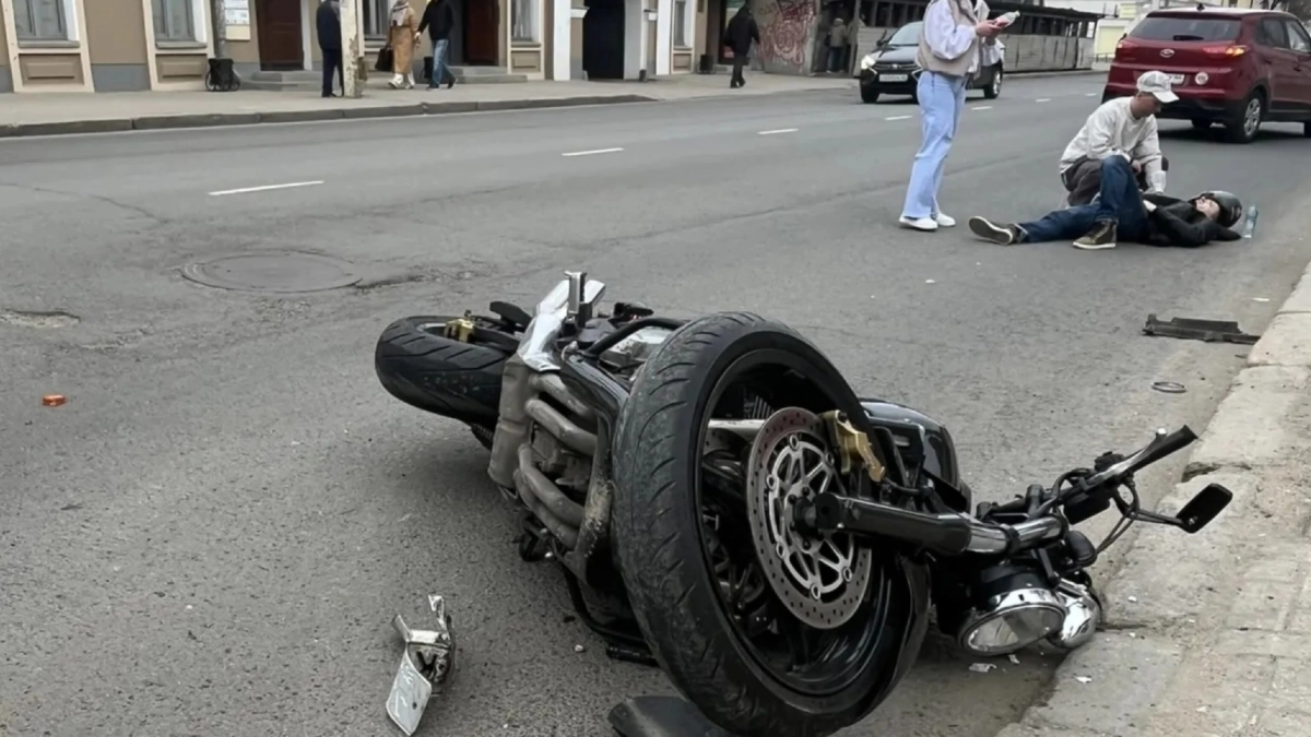 Мотоцикл раздавлен всмятку: в ДТП с иномаркой покалечился байкер из Костромы