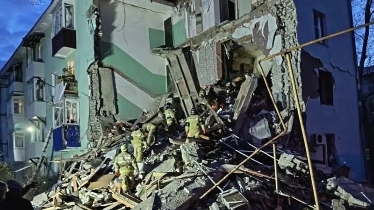 Под завалами ищут людей: БПЛА атакуют жилые дома в Сызрани