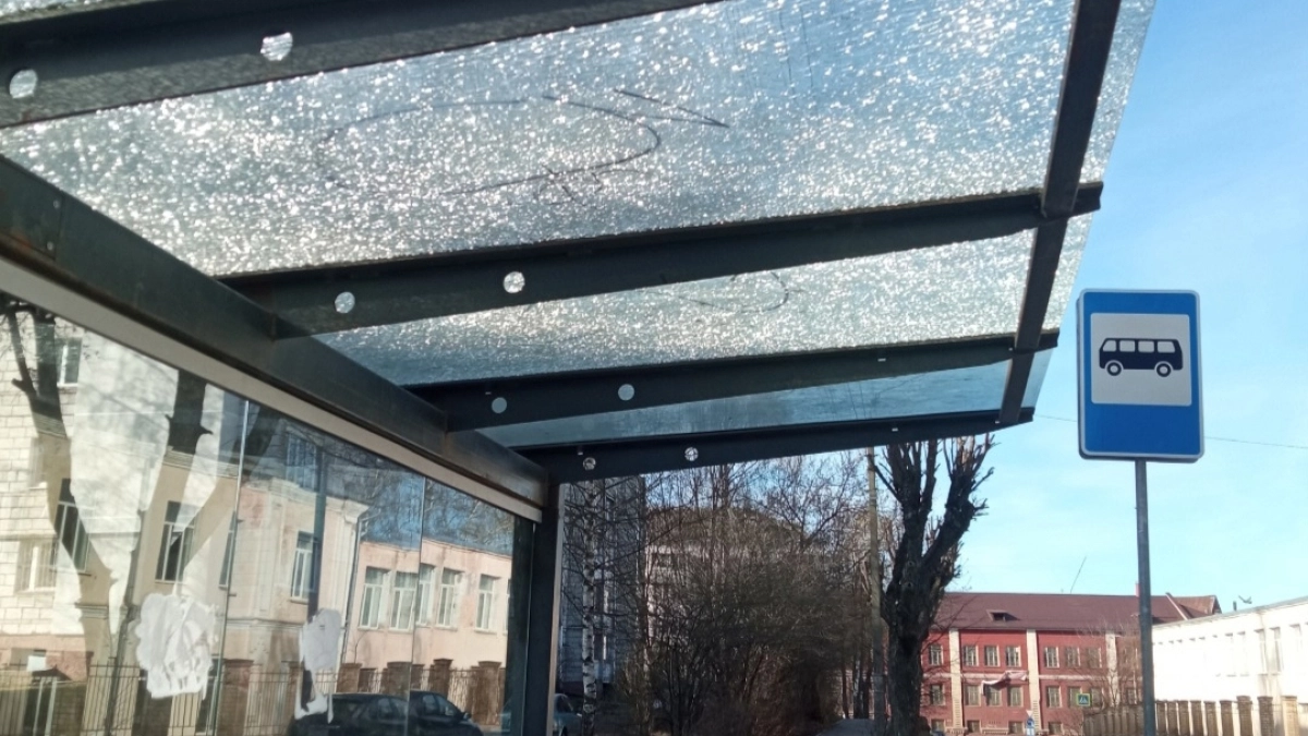 В Костроме посыпались на осколки стеклянные остановки