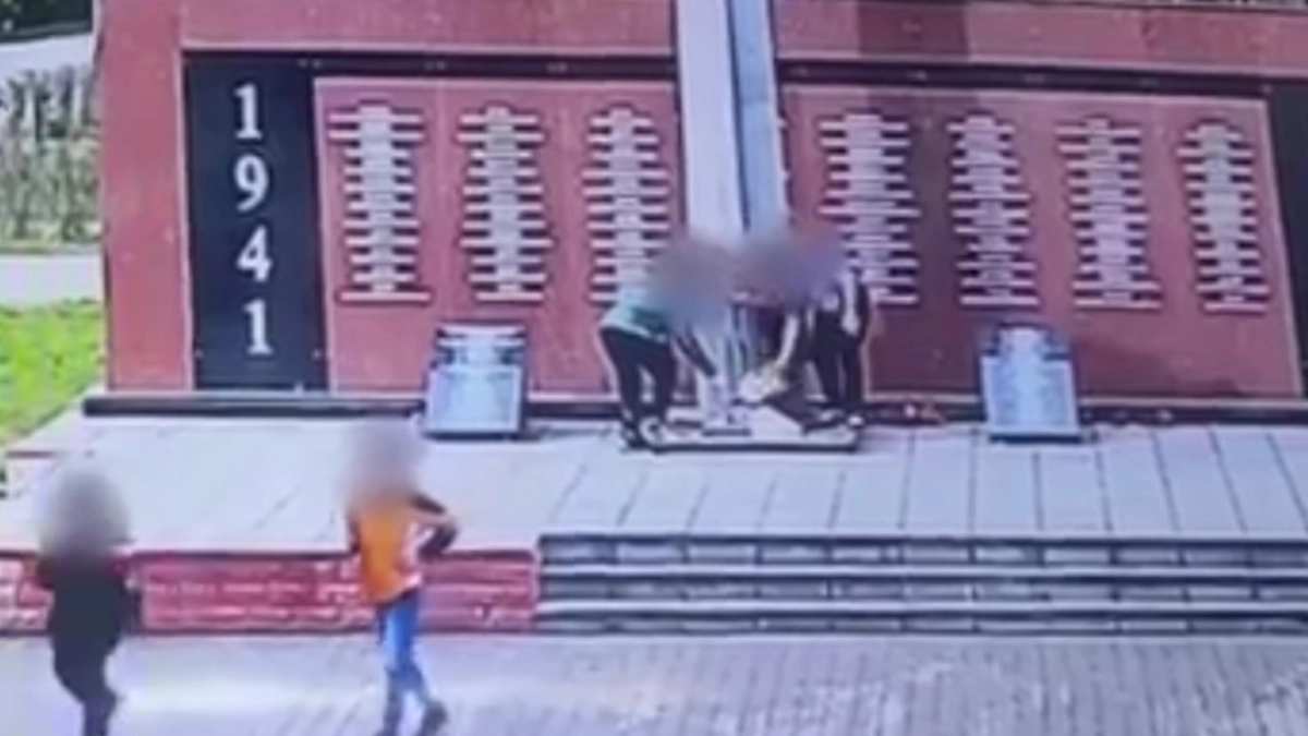 В Волгореченске школьники устроили пикник на Вечном огне