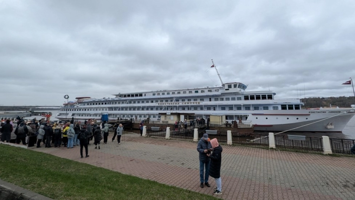  Теплоход с саунами и двумя ресторанами причалил к Костроме