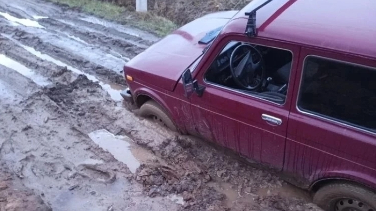 Даже "Нива" увязла: жители Шарьи негодуют из-за испорченной дороги 