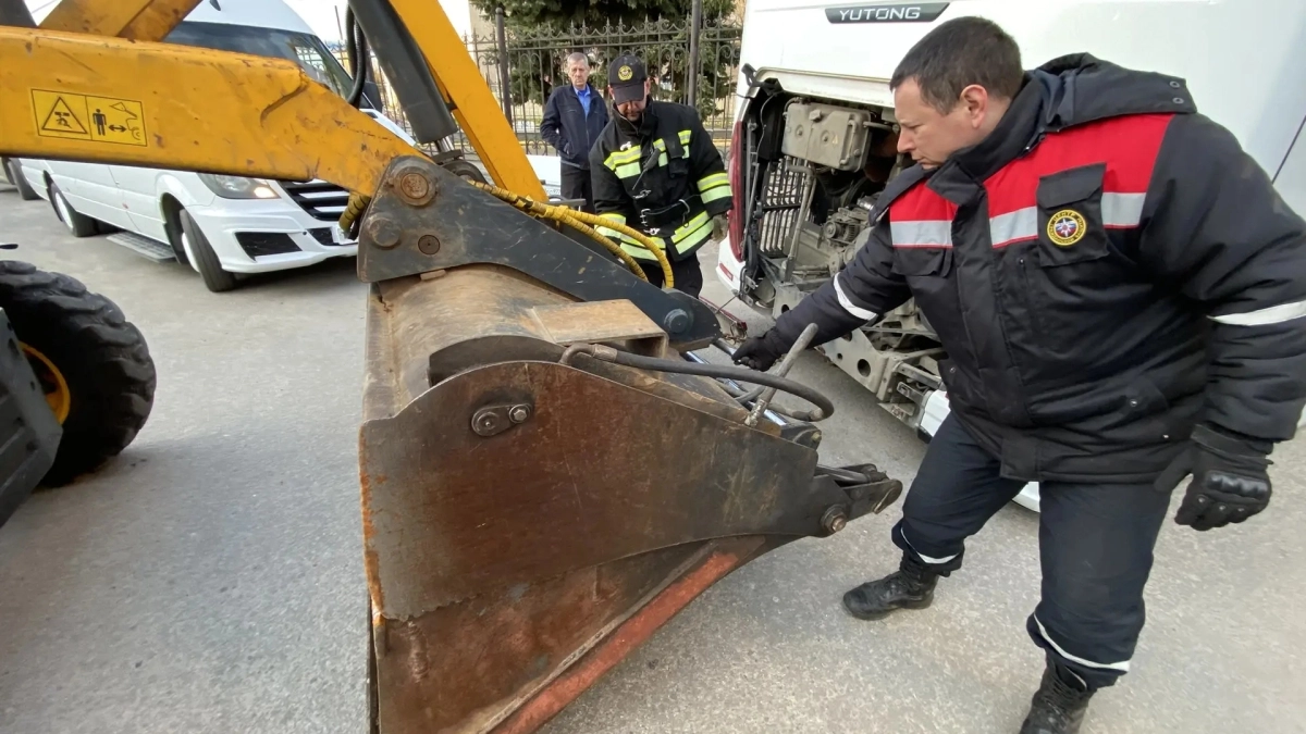 Три автобуса с детьми застряли в Костроме из-за большой ямы