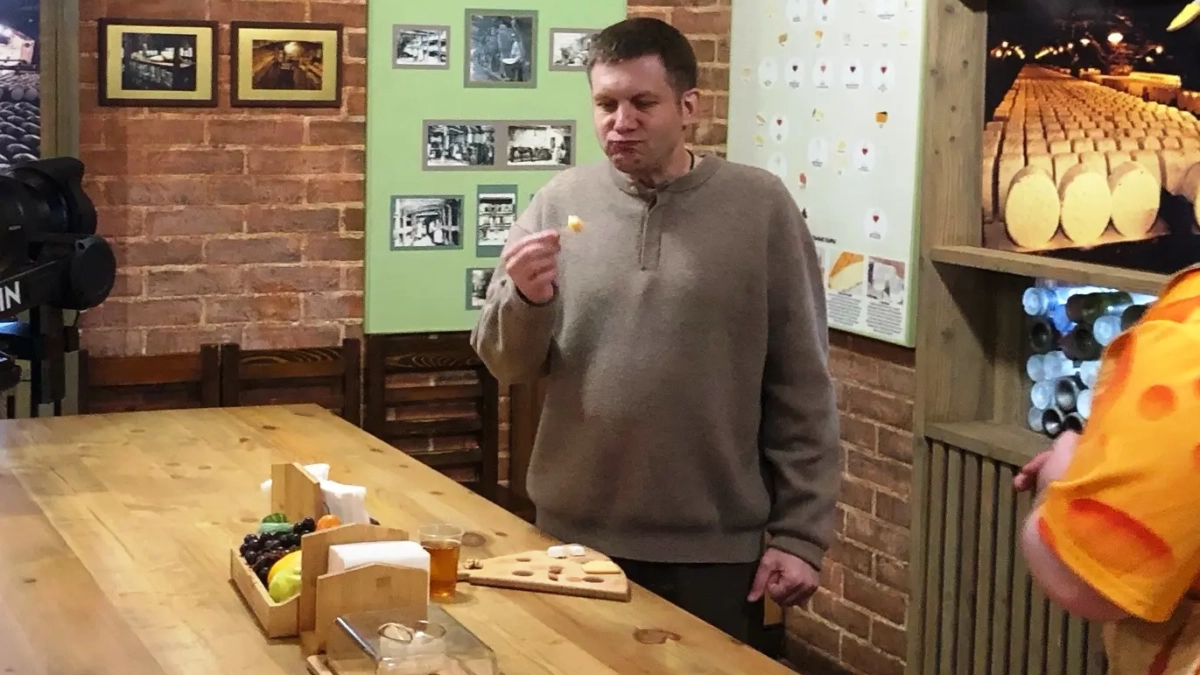 Актер Борис Корчевников надкусил все костромские сыры