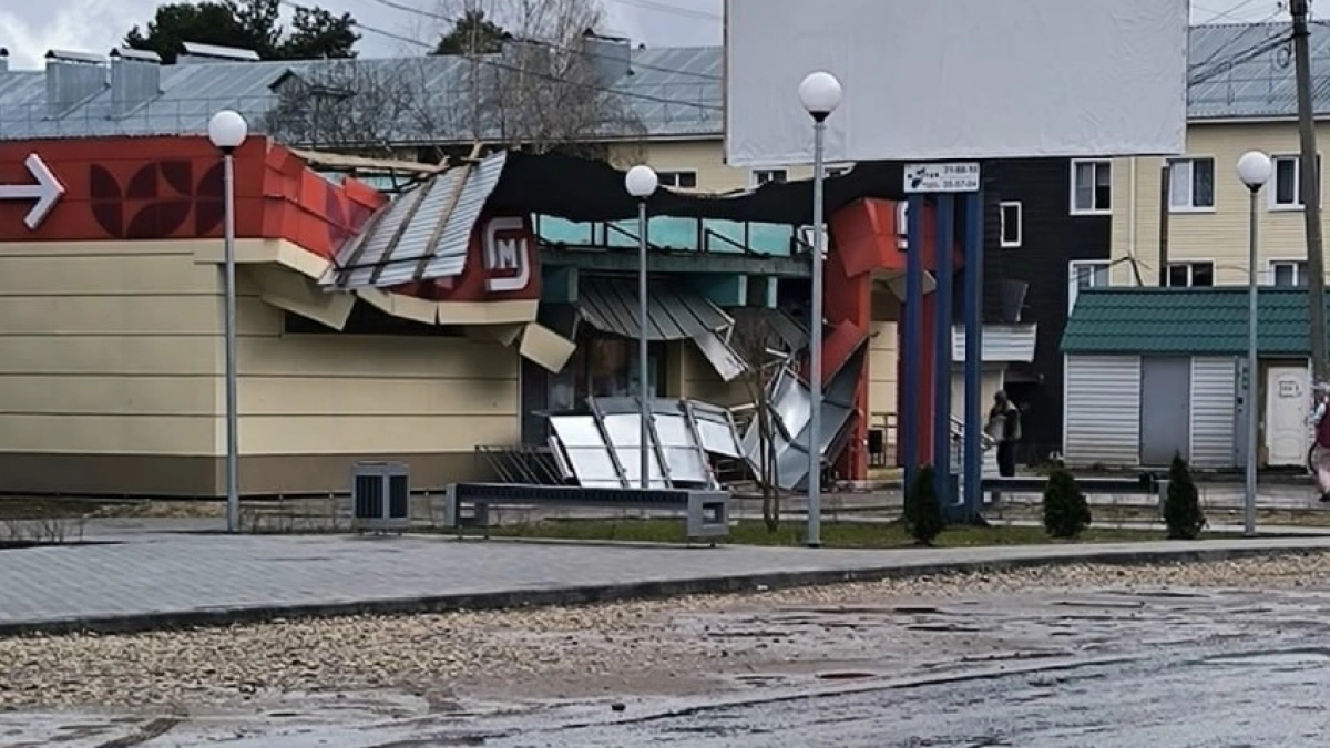 У супермаркета в Шарье сплющило крышу на глазах у людей