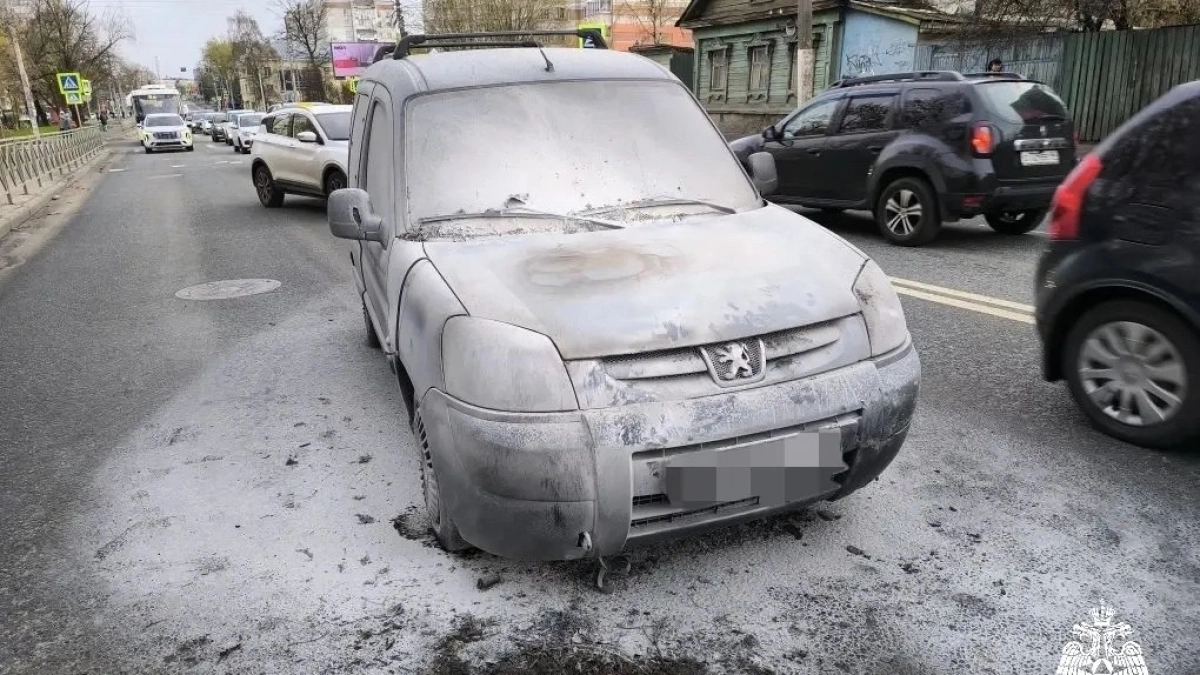 Прямо во время движения вспыхнуло авто в Костроме