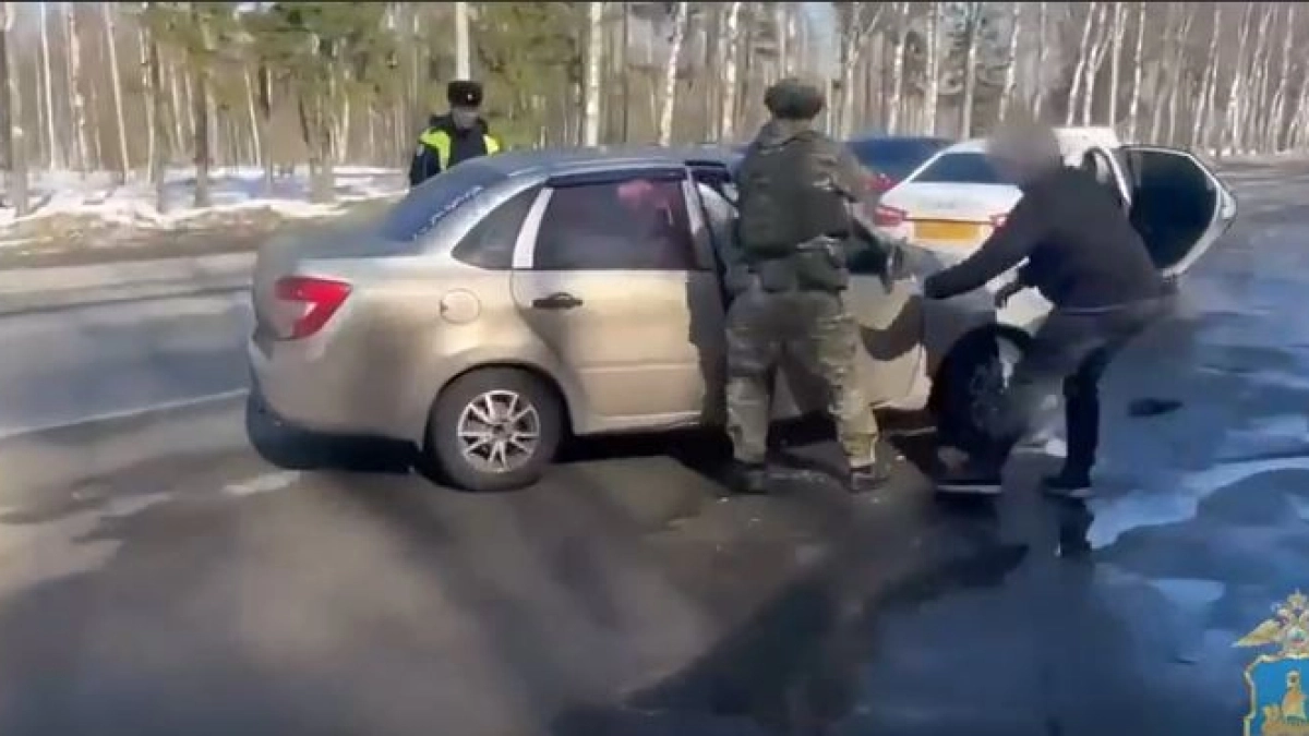 Разбили окна и выволокли из авто: в Костроме взяли крупных наркодилеров